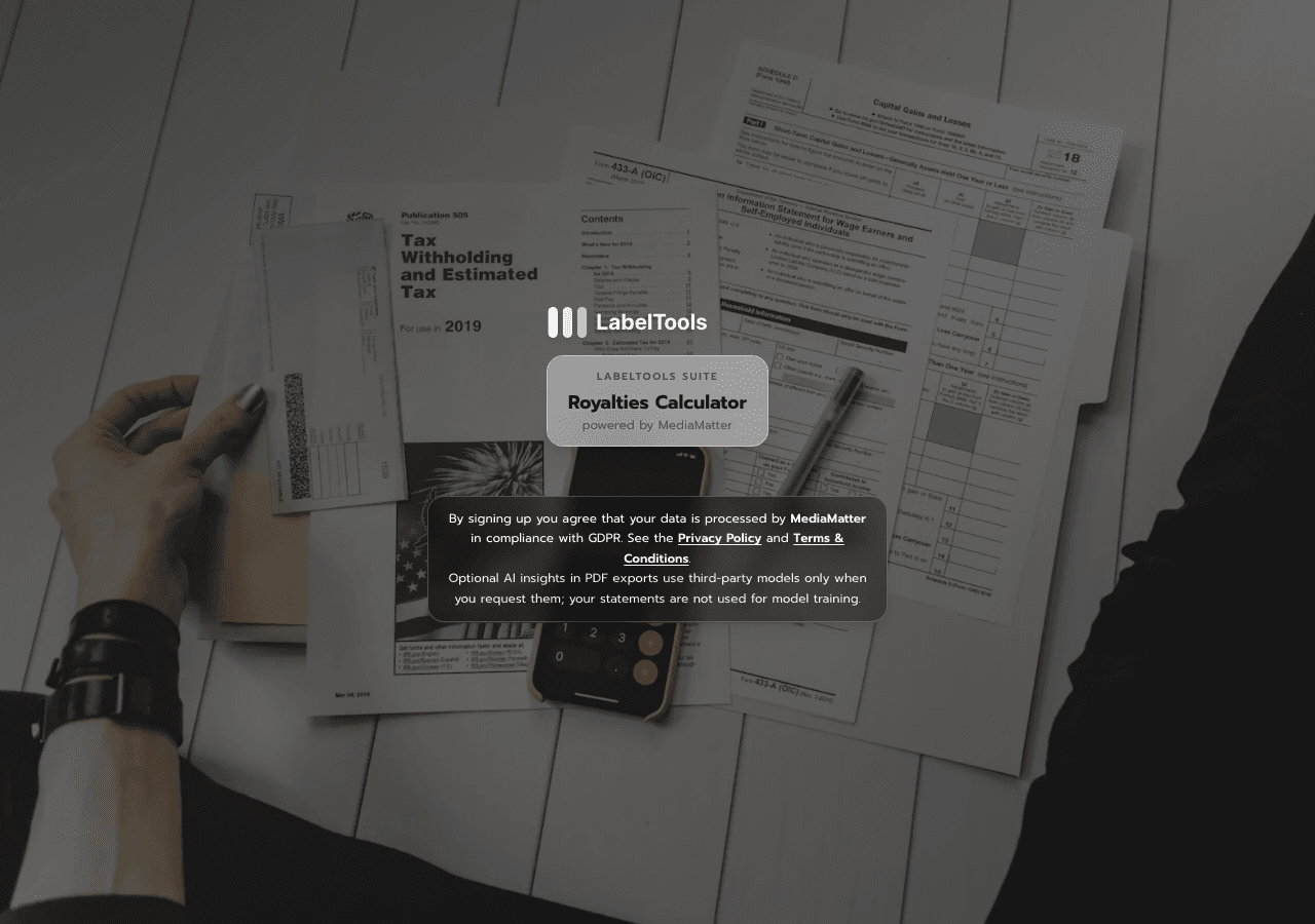 Schermata login Royalties Calculator — LabelTools suite, sfondo documenti e card Clerk